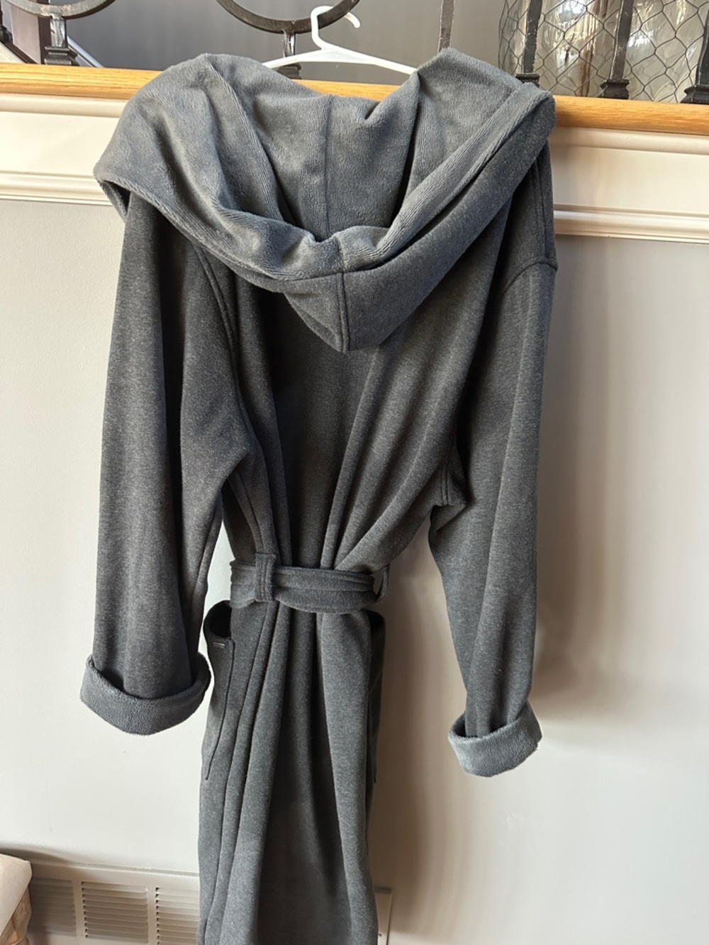 UGG men’s Hooded Fleece Robe in Charcoal- like new - Picture 3 of 3